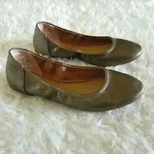 Essentials Women's Flat